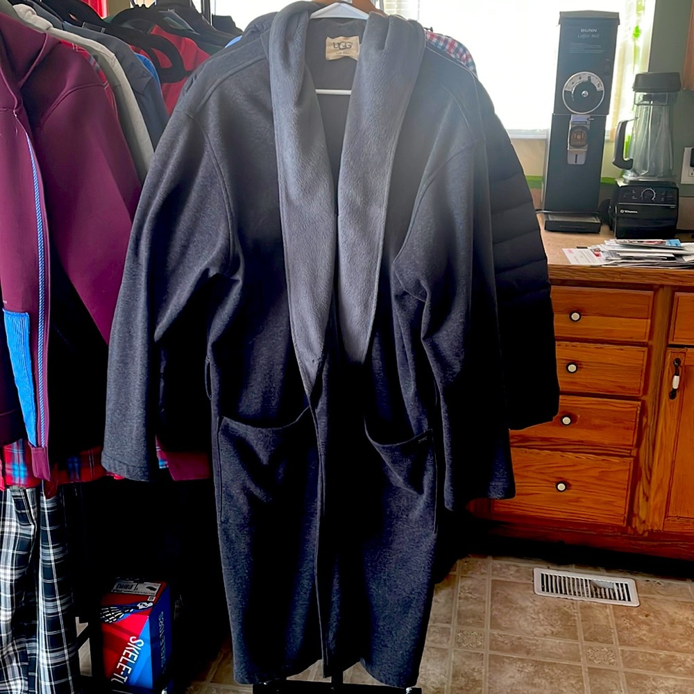 UGG Mens Leeland Robe Cotton Blend with Hood and front pockets